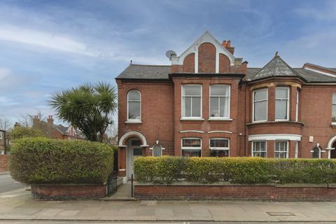 3 bedroom flat for sale, Burnbury Road, Balham, London SW12