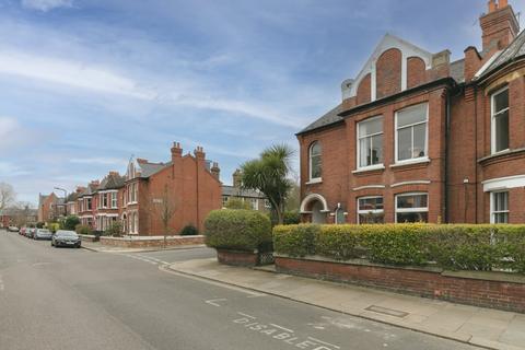 3 bedroom flat for sale, Burnbury Road, Balham, London SW12