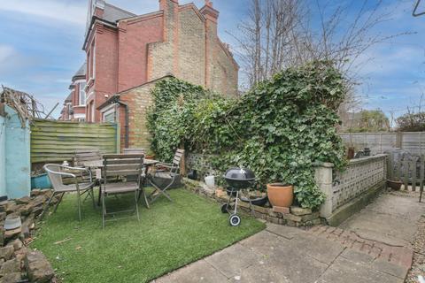 3 bedroom flat for sale, Burnbury Road, Balham, London SW12