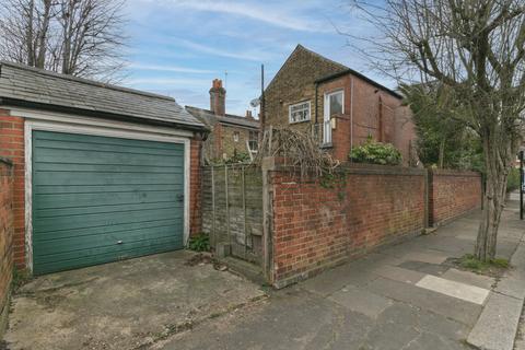 3 bedroom flat for sale, Burnbury Road, Balham, London SW12