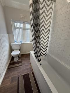 2 bedroom flat to rent, Kings Road, Bradford BD2
