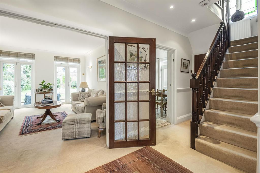 'l'  shaped entrance hall: pic. 1