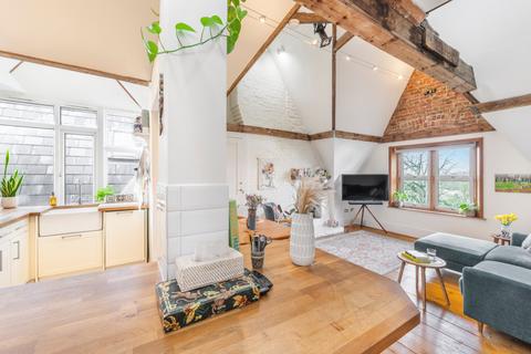 17a Hampstead Lane, London, N6 4RT