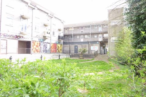 Flat 30, Raglan Precinct Town End, Caterham, CR3 5UG