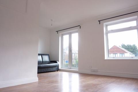 Flat 30, Raglan Precinct Town End, Caterham, CR3 5UG