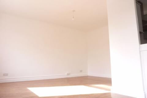 Flat 30, Raglan Precinct Town End, Caterham, CR3 5UG