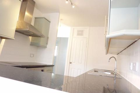 Flat 30, Raglan Precinct Town End, Caterham, CR3 5UG