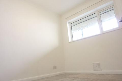 Flat 30, Raglan Precinct Town End, Caterham, CR3 5UG