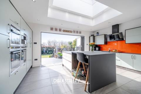 52 Ravenscourt Drive, Hornchurch, RM12 6HL