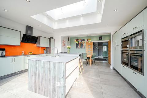 52 Ravenscourt Drive, Hornchurch, RM12 6HL