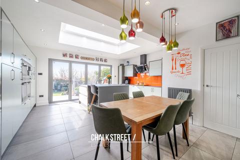 52 Ravenscourt Drive, Hornchurch, RM12 6HL