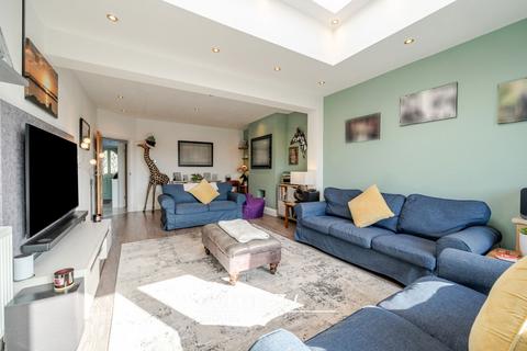 52 Ravenscourt Drive, Hornchurch, RM12 6HL