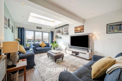 52 Ravenscourt Drive, Hornchurch, RM12 6HL