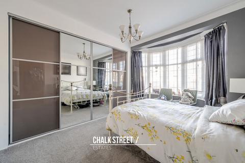 52 Ravenscourt Drive, Hornchurch, RM12 6HL
