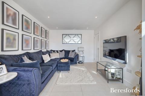 18 Ashvale Gardens, Upminster, RM14 3NA