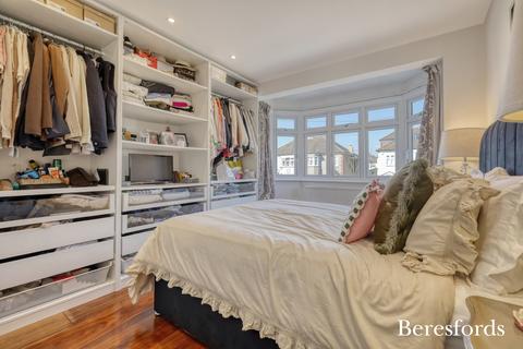 18 Ashvale Gardens, Upminster, RM14 3NA