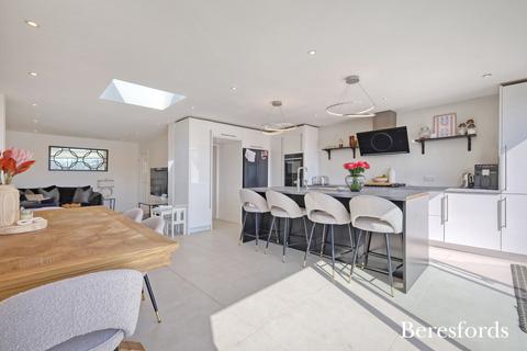 18 Ashvale Gardens, Upminster, RM14 3NA