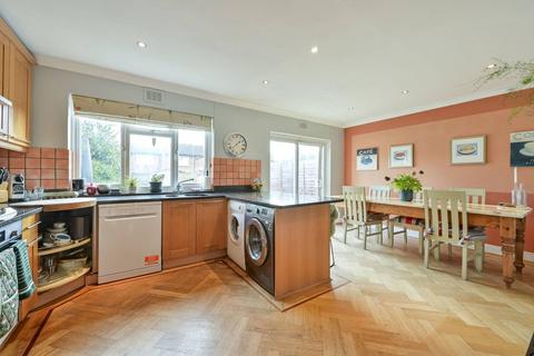 107 Roehampton Vale, London, SW15 3PG