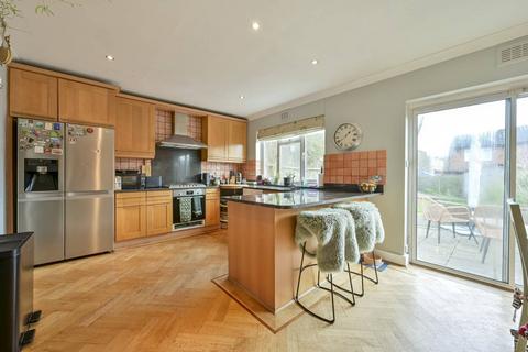 107 Roehampton Vale, London, SW15 3PG