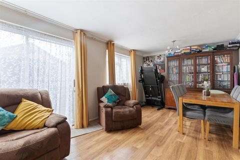2 bedroom terraced house to rent, Westmorland Close, Aldersbrook