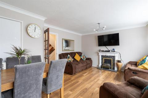 2 bedroom terraced house to rent, Westmorland Close, Aldersbrook