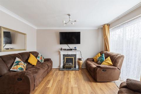 2 bedroom terraced house to rent, Westmorland Close, Aldersbrook