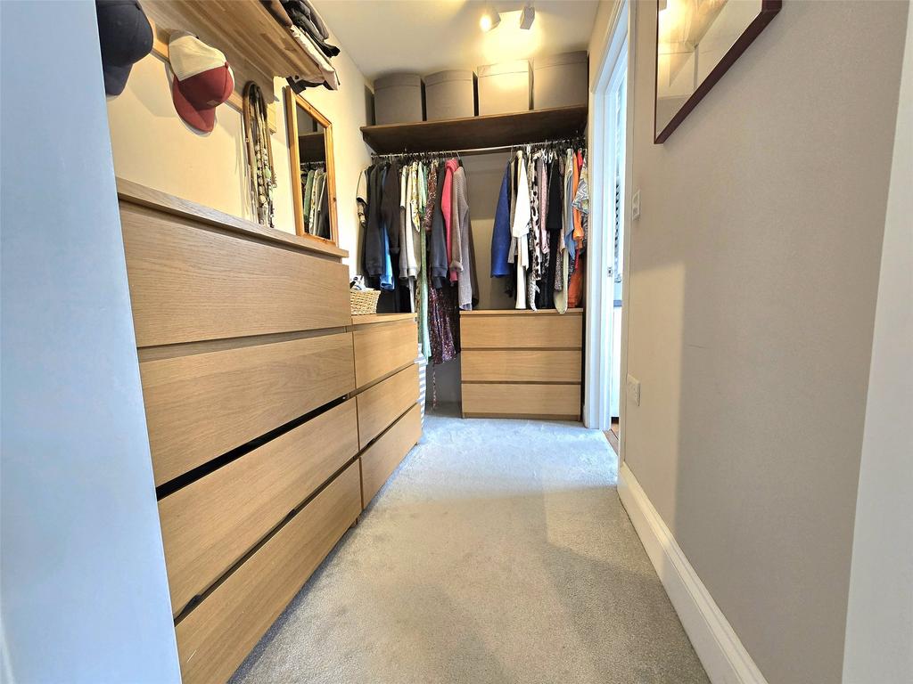 Walkthrough Wardrobe