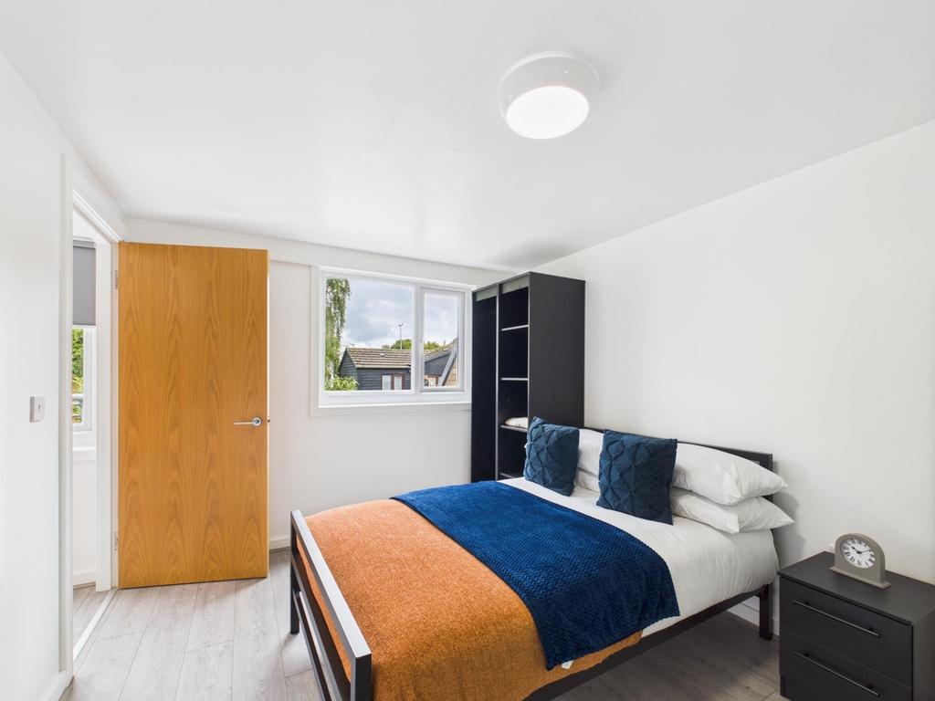 Bright, neatly presented double bedroom with a ...