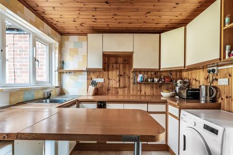 14 Hurstlands, Oxted, RH8 0HG