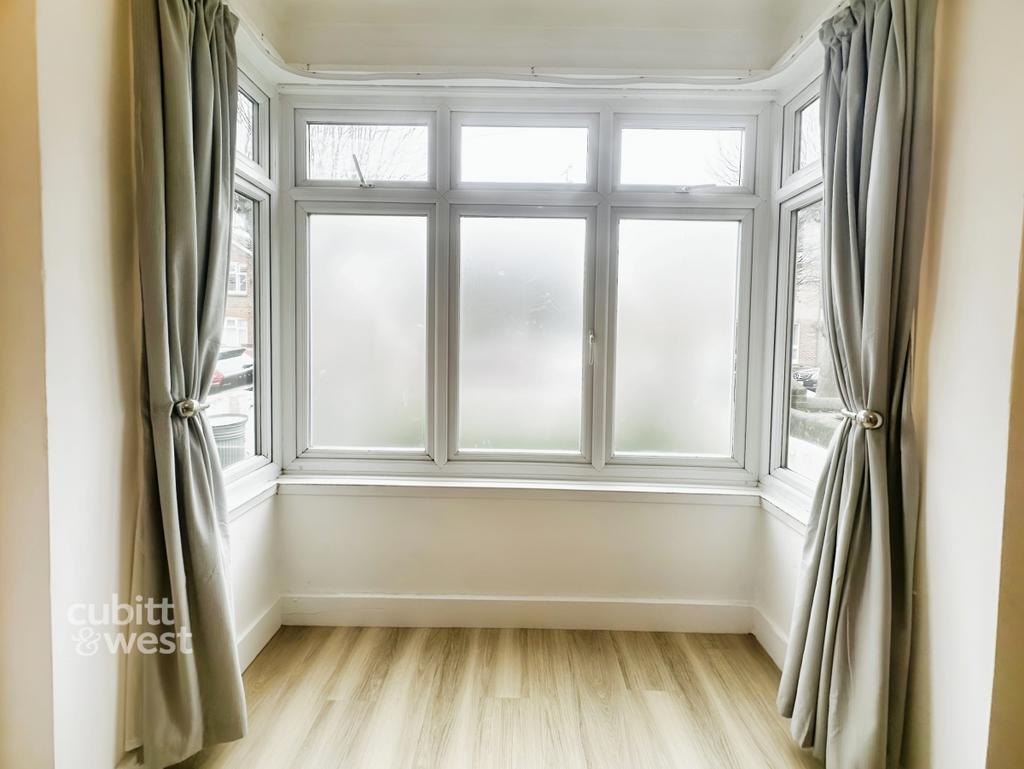 72e57fec-Bay Windows