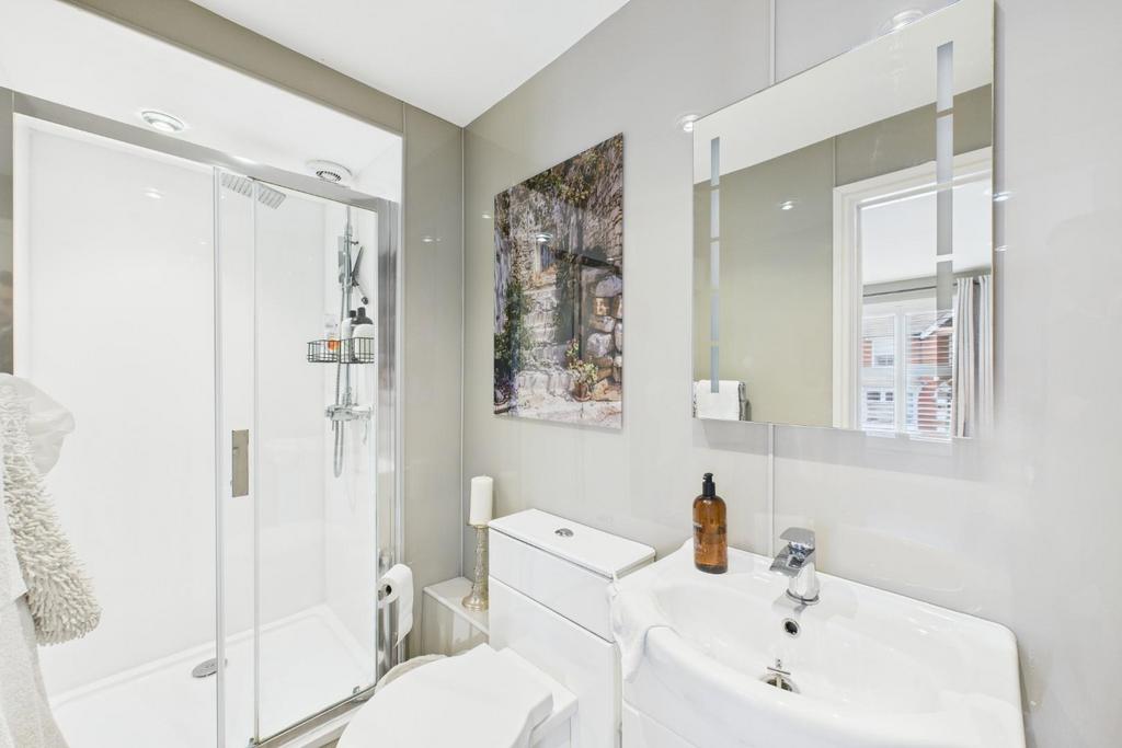 Jack &amp; Jill Family Bathroom
