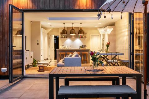10 Graemesdyke Avenue, London, SW14 7BJ