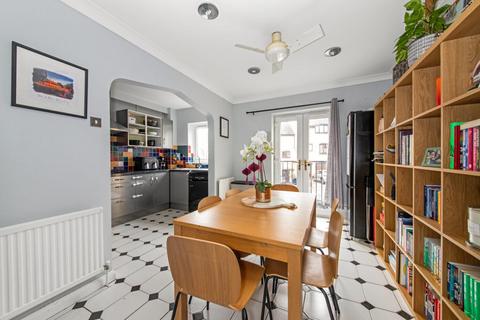 5 Tree View Close, London, SE19 2QT