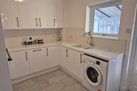 3 bedroom terraced house to rent, Meadow Road, Rothwell, NN14