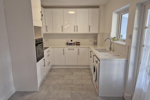 3 bedroom terraced house to rent, Meadow Road, Rothwell, NN14