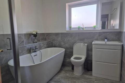 3 bedroom terraced house to rent, Meadow Road, Rothwell, NN14