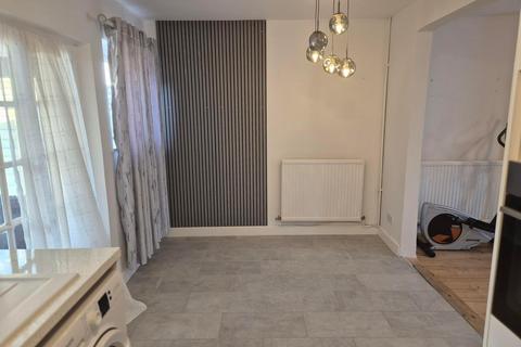 3 bedroom terraced house to rent, Meadow Road, Rothwell, NN14