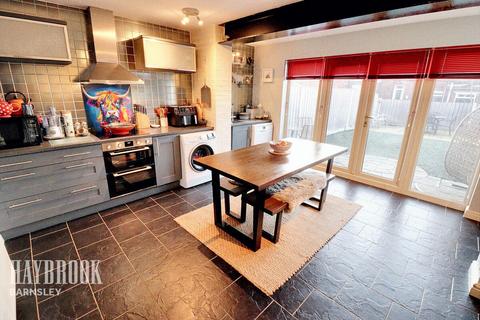 37 Heathfields, Barnsley, S70 3RT