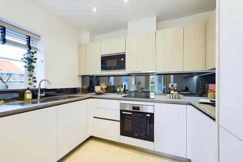 2 bedroom flat for sale, Aspen Road, High Wycombe, Buckinghamshire, HP10 9GG