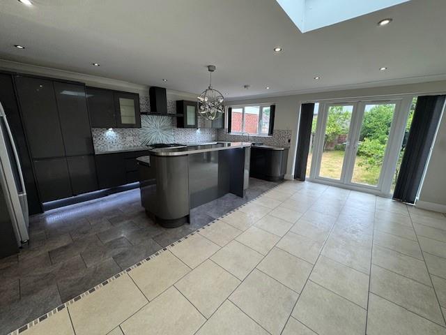 Kitchen 2.jpg