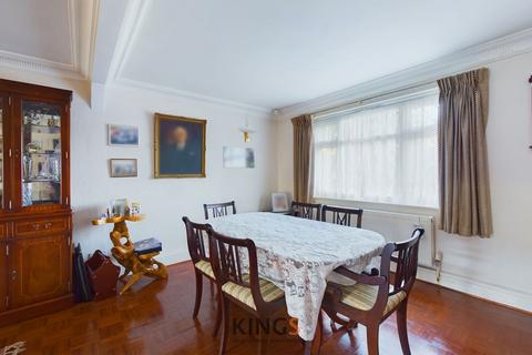 2 Fairview, Potters Bar, EN6 1ND