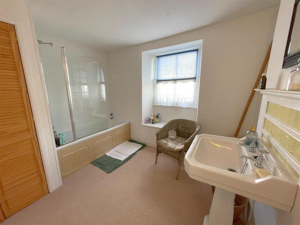 Bathroom 2.jpg