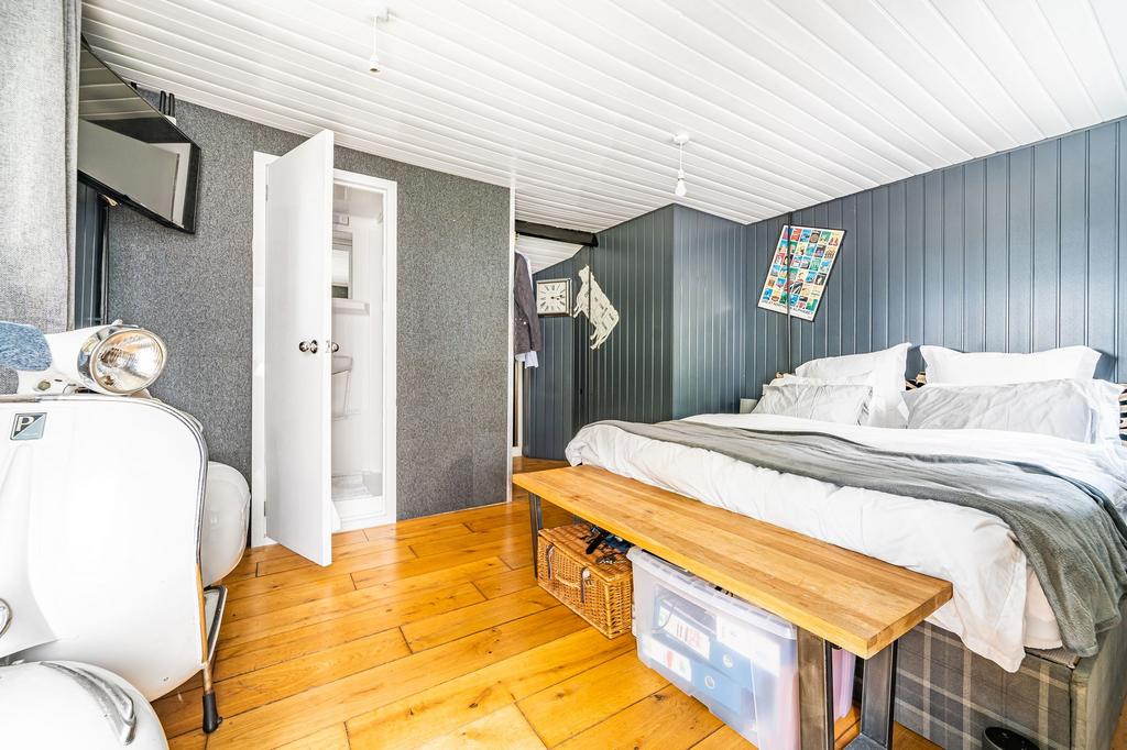 Home Office / Gym / Guest Accommodation