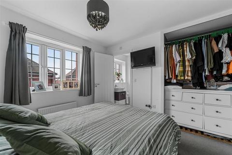 32 Abbott Way, Holbrook, Ipswich, IP9 2FF