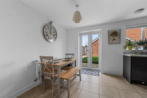 32 Abbott Way, Holbrook, Ipswich, IP9 2FF