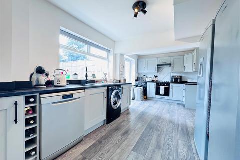 4 bedroom semi-detached house for sale, Woodburn Avenue, Earlsheaton WF12