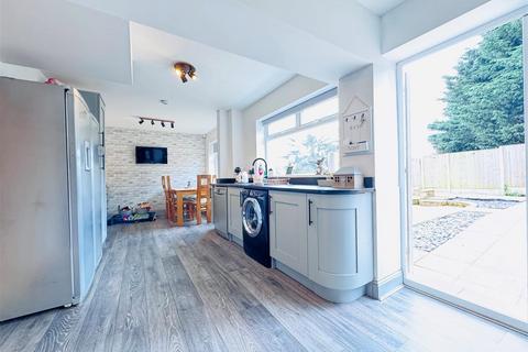 4 bedroom semi-detached house for sale, Woodburn Avenue, Earlsheaton WF12
