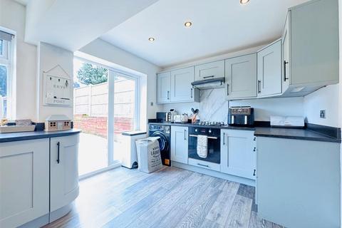 4 bedroom semi-detached house for sale, Woodburn Avenue, Earlsheaton WF12