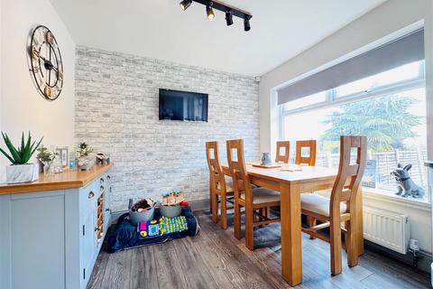 4 bedroom semi-detached house for sale, Woodburn Avenue, Earlsheaton WF12