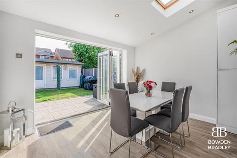 23 Karina Close, Chigwell, IG7 4EN